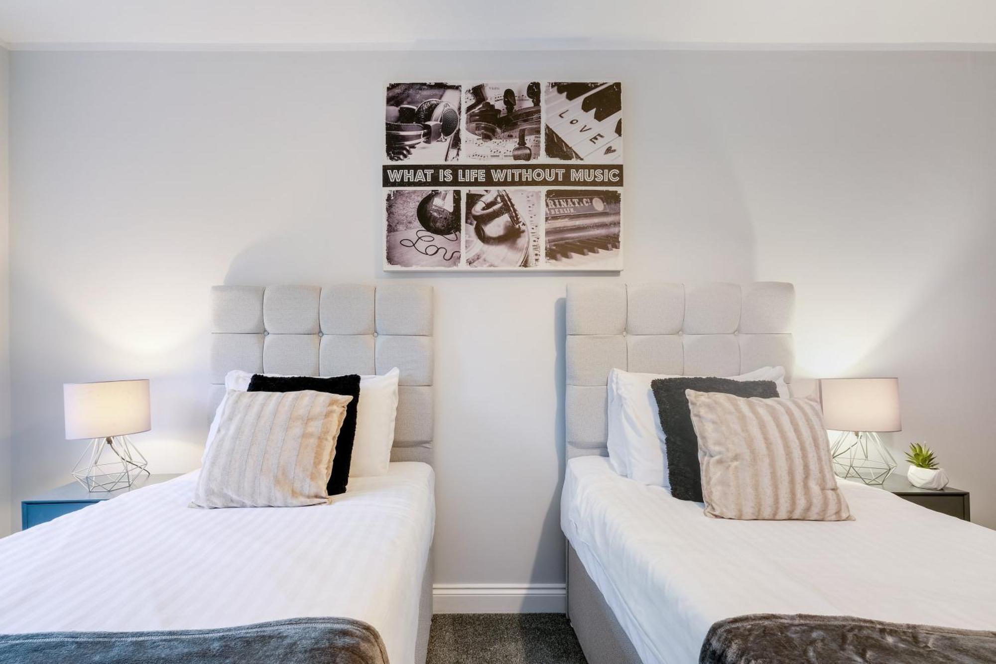 2 Bedroom Penthouse With Parking High Wycombe By 360Stays Exterior foto